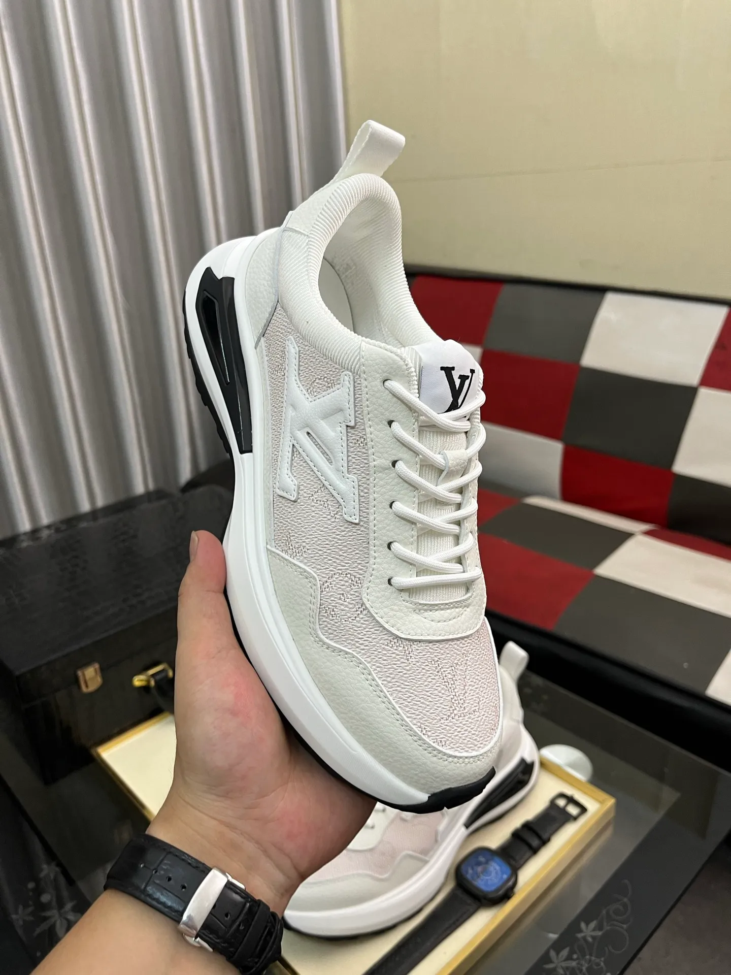 Men's shoes 💰458⌚️⌚️【LOUlS VUlTTON】Louis Vuitton ~ unique and casual style. LV counter purchasing 🏃casual shoes😍😍 Men's 2022 counters are on sale simultaneously, Italian imported brands select first-layer Italian cowhide. 🐑Sheepskin lining (refuses to discolor and rub feet) Sole: Original sole specially provided by the original factory 🎬Better in kind Size number: 38-443️⃣Colors available